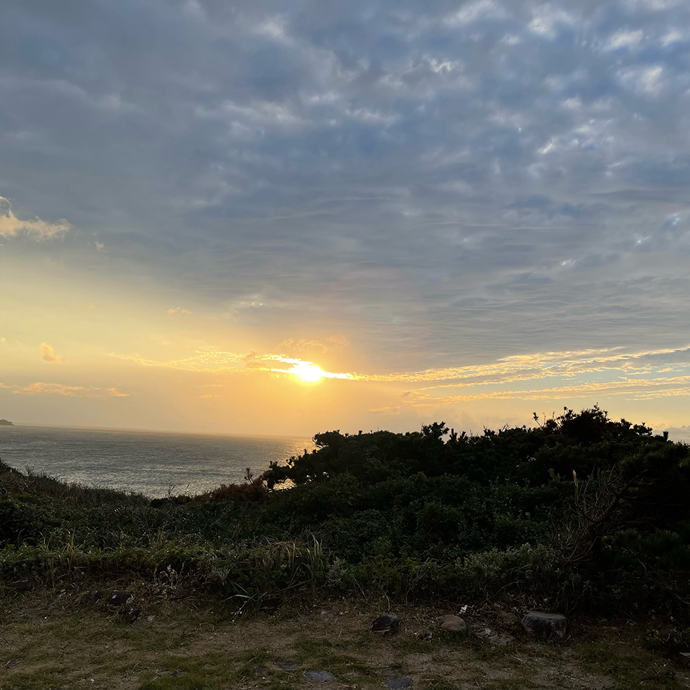 新島ガラスりんご ペーパーウェイト 島の幸々 | よろずを継ぐもの
