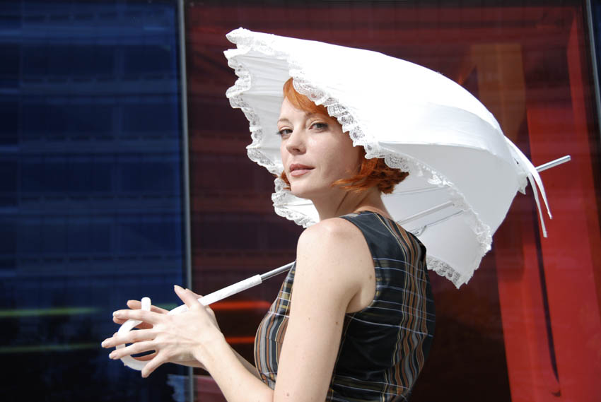 ブロンズ彫刻アーティストが傘骨の構造からデザインする彫刻的フォルム